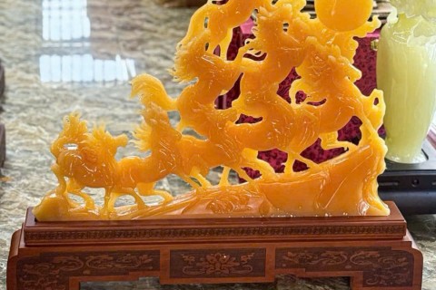 BỨC CẢNH MÃ ĐÁO THÀNH CÔNG BẰNG ĐÁ NGỌC HOÀNG LONG TỰ NHIÊN – BIỂU TƯỢNG CỦA THÀNH CÔNG, MAY MẮN VÀ THỊNH VƯỢNG