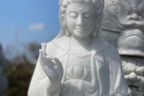 PHẬT BÀ QUAN ÂM ĐÁ TRẮNG ĐỨNG – TƯỢNG QUAN ÂM TỰ NHIÊN ĐẸP, THANH KHIẾT, TRANG TRỌNG CHO KHÔNG GIAN THỜ TỰ VÀ SÂN VƯỜN