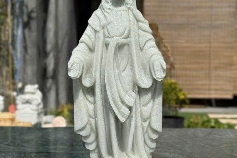 Tượng Mẹ Maria Mang Ơn Đá Trắng Tự Nhiên – Vẻ Đẹp Thanh Khiết Cho Không Gian Thờ