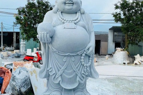 TƯỢNG PHẬT DI LẶC ĐỨNG BẰNG ĐÁ TRẮNG TỰ NHIÊN – BIỂU TƯỢNG CỦA HẠNH PHÚC, AN LẠC VÀ PHỒN VINH