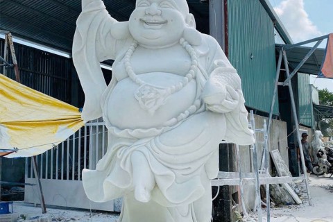 TƯỢNG PHẬT DI LẶC ĐỨNG CẦM QUẠT BẰNG ĐÁ TRẮNG TỰ NHIÊN – BIỂU TƯỢNG CỦA AN LẠC, PHÚC LỘC VÀ TRÍ TUỆ