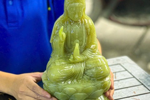 Đá Pakistan Xuyên Sáng – Khi Sự Sang Trọng Gặp Gỡ Lòng Từ Bi Trong Tác Phẩm Quan Âm Độc Bản