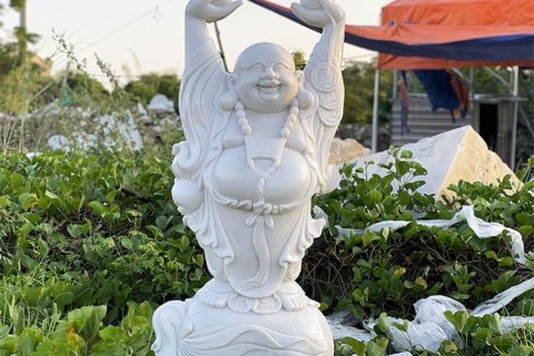 TƯỢNG PHẬT DI LẶC ĐỨNG DƠ TAY BẰNG ĐÁ TRẮNG TỰ NHIÊN – BIỂU TƯỢNG CỦA HẠNH PHÚC VÀ THỊNH VƯỢNG
