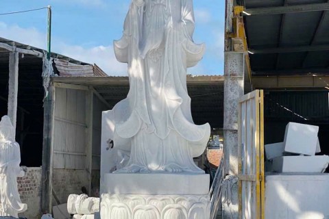 TƯỢNG PHẬT QUAN ÂM BỒ TÁT ĐỨNG TRÊN ĐÀI SEN BẰNG ĐÁ TRẮNG TỰ NHIÊN – TÁC PHẨM NGHỆ THUẬT TINH XẢO, BIỂU TƯỢNG CỦA TỪ BI VÀ THANH TỊNH