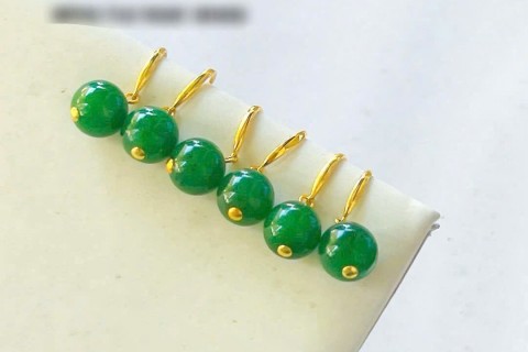 Giải Mã Bí Mật: Vì Sao Trang Sức Ngọc Bích Càng Đeo Càng Sáng Bóng?