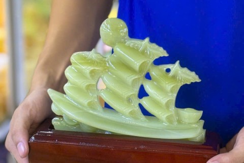 Bức Cảnh Thuyền Buồm Đá Ngọc Onyx Là Gì? Ứng Dụng Và Giá Trị Trang Trí Cao Cấp