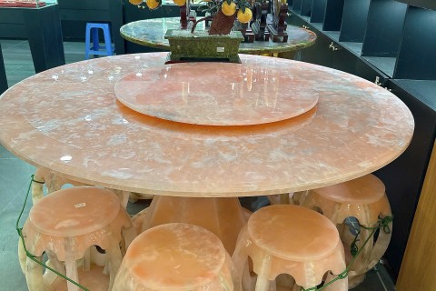 BỘ BÀN GHẾ ĐÁ THẠCH ANH HỒNG – VẺ ĐẸP TINH TẾ, SANG TRỌNG CHO KHÔNG GIAN SỐNG