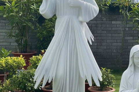 Tượng Chúa Thương Xót Bằng Đá Trắng: Vẻ Đẹp Thánh Thiêng Và Trường Tồn