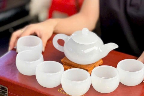 Bộ Ấm Trá Đá Mã Não Cao Cấp: Tuyệt Tác Phong Thủy Cho Bàn Trà