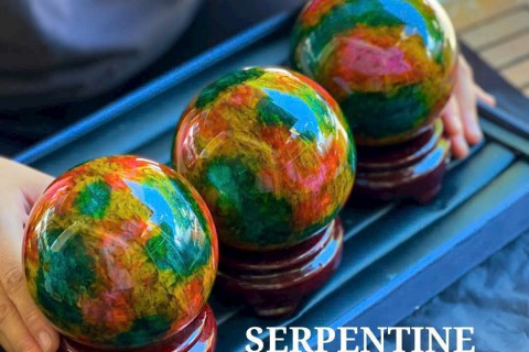 Vật Phẩm Trấn Bàn Làm Việc: Vì Sao Giới Kinh Doanh Săn Đón Bi Cầu Serpentine?