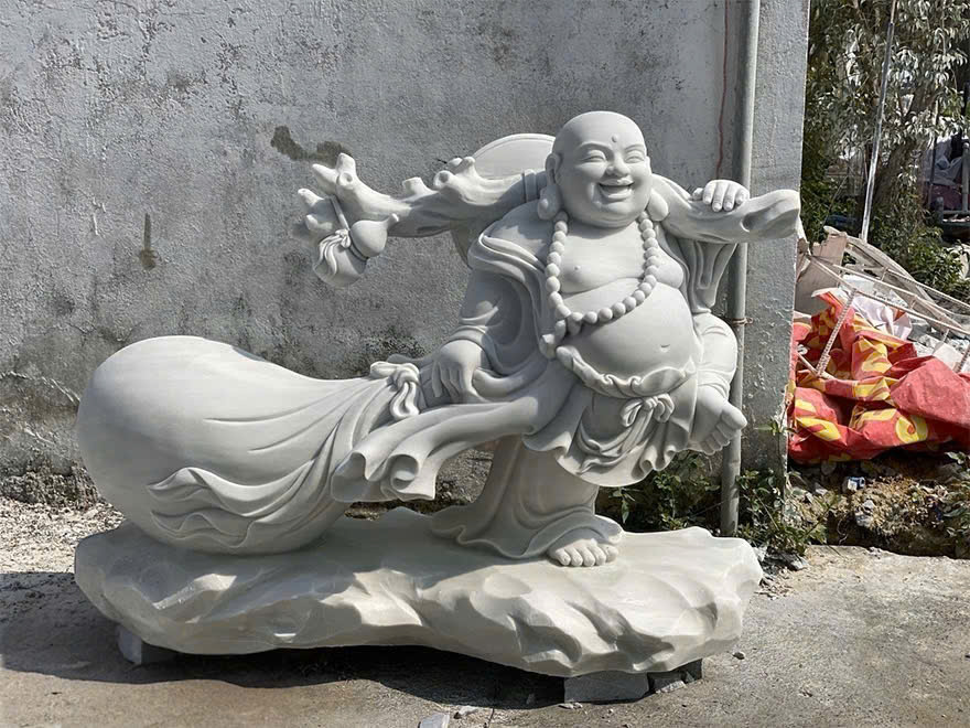 Tượng điêu khắc Phật Di Lặc vác bao tiền bằng đá trắng nguyên khối cao1.1m dài,1.2m T3653