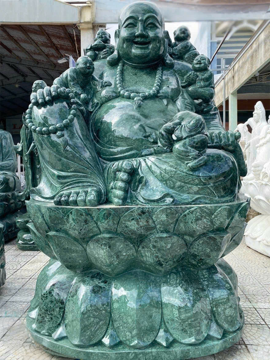 Tượng đá điêu khắc Phật Di Lặc ngồi trên tòa sen cùng các tiểu đồng bằng đá serpentine cao 2m T3655