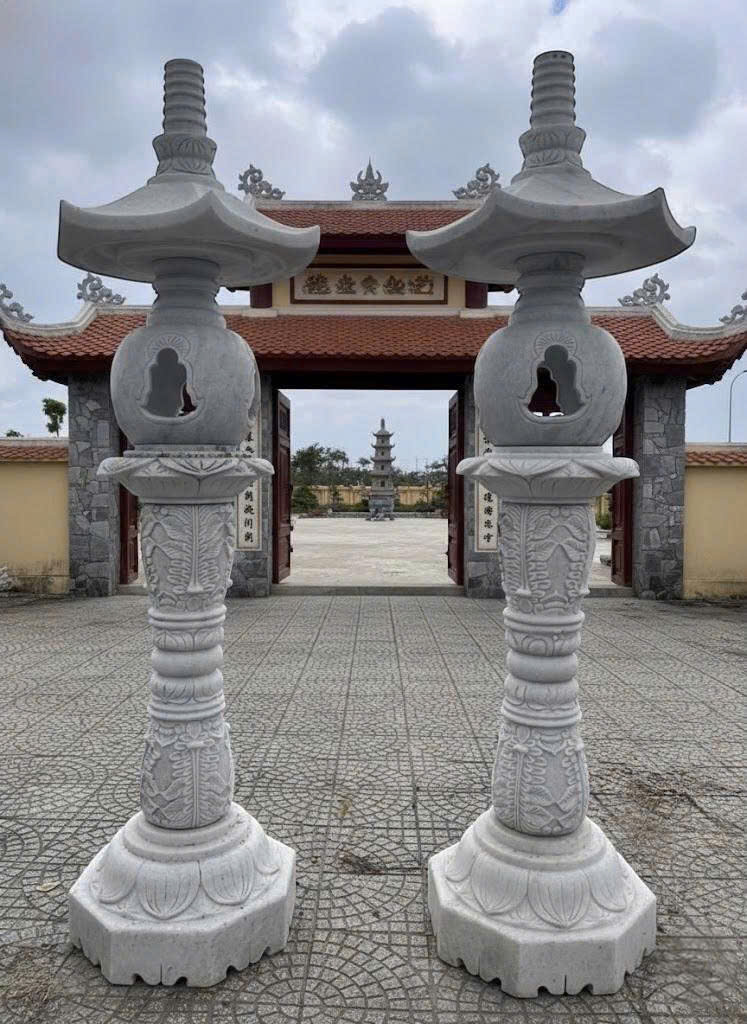 Cặp chân đèn điêu khắc đá trắng nguyên khối cao 1.7m T3820