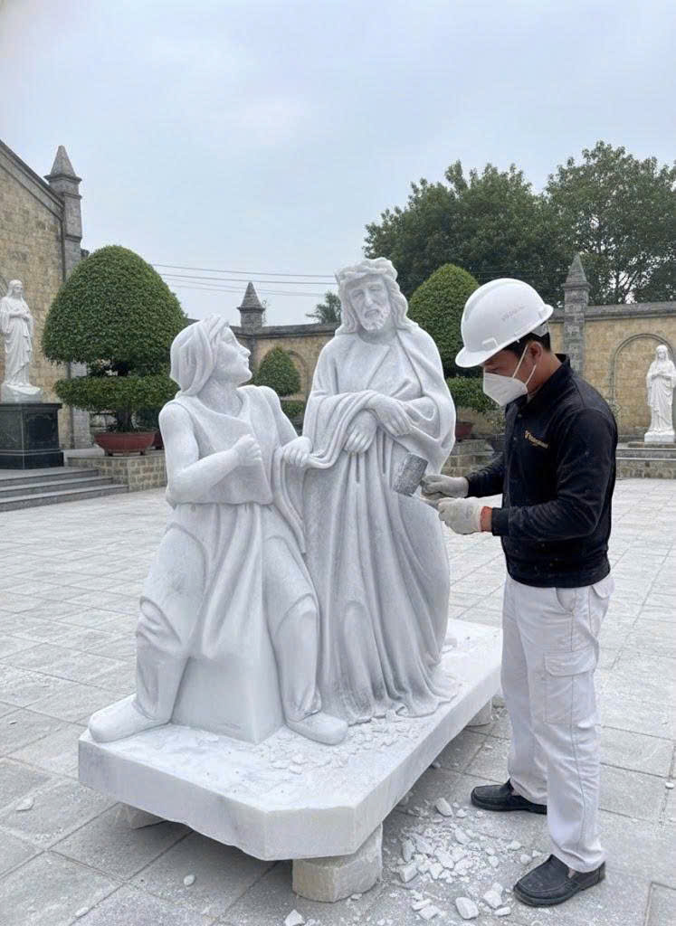 Tượng Chúa Giêsu đá trắng nguyên khối đang ban ơn cho dân làng cao 1.5m T3822