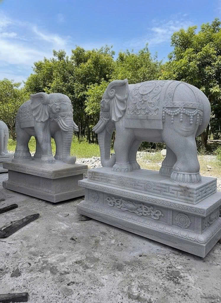 Bức tượng đá trắng nguyên khối tự nhiên cao 1m8 T3813